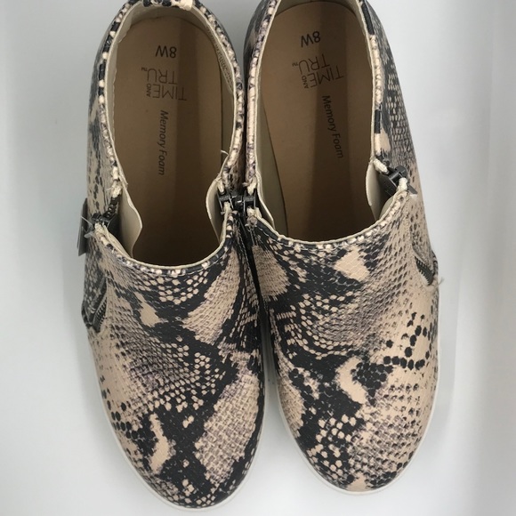 Women’s Fashion Sneakers - Picture 2 of 5